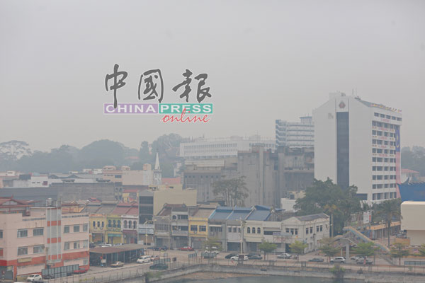 芙蓉市区被烟霾笼罩，天空一片灰灰沉沉，空气污染指数处于不健康。