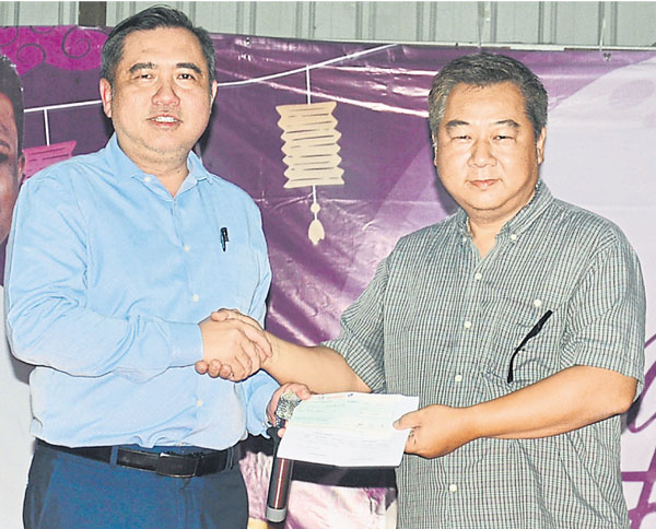陆兆福移交5000令吉拨款给启智校友会主席萧馼庆。   