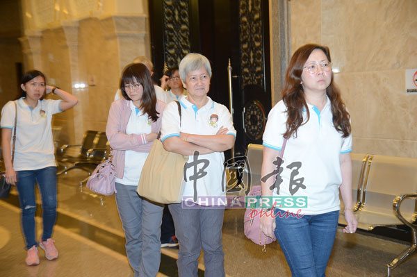 吴易甜母亲沈依玲（右起）、外婆叶碧云、阿姨沈依莲和友人李宝婷在获悉上诉庭裁决后，失落走出法庭。