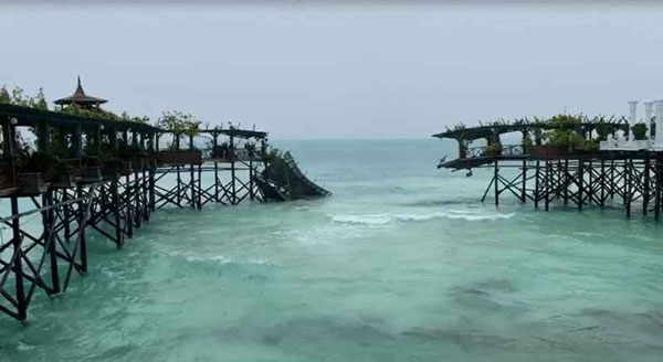 马布岛一座度假村木桥被海浪冲塌。
