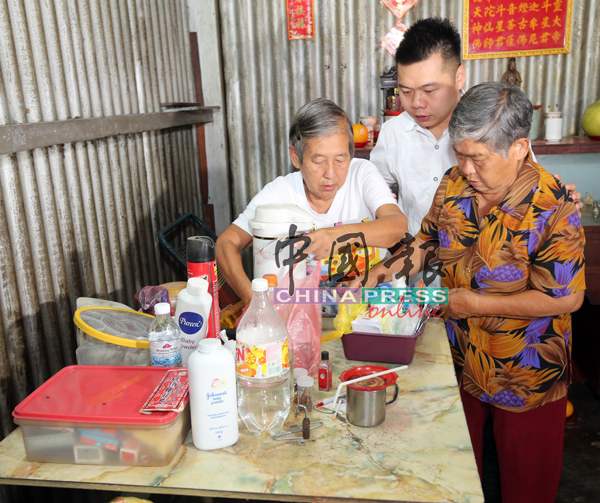 伍桂仪（右起）及刘国南，协助伍丽仪将一些所需药物整理好，一并携带至老人院。
