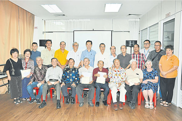 陈嵩杰（站者左6起）、谢琪清及陈永明和各理事与得奖者。