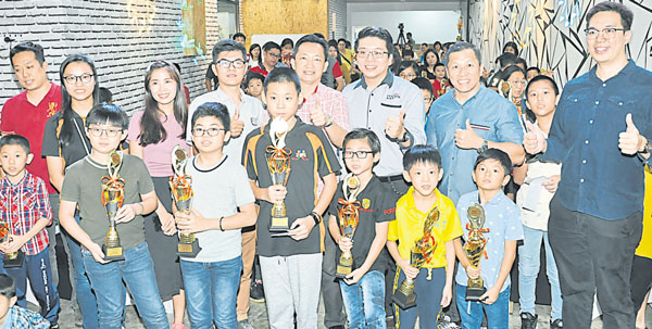 众嘉宾与小小年纪的得奖者们，鼓励学生们在象棋领域继续努力。