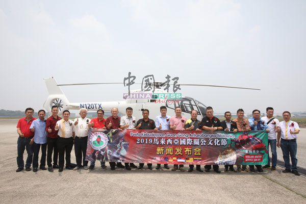 孙艪华（右6起）、刘天球、黄思汉及朱建华与其他嘉宾一起手拉宣传横幅，预祝2019年马来西亚国际关公文化节将顺利举行。左7为姚长禄。