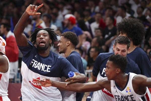 法国队击败澳洲队获季军。法国队球员在比赛中庆祝。（新华社）
