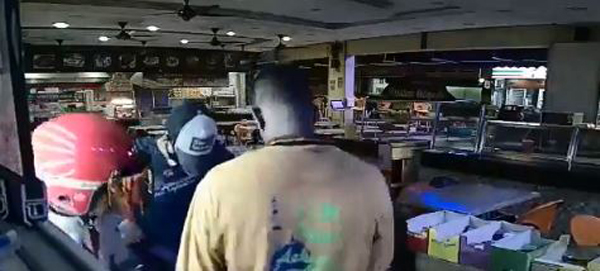 两名匪徒以刀威胁在柜台处的员工交出财物。