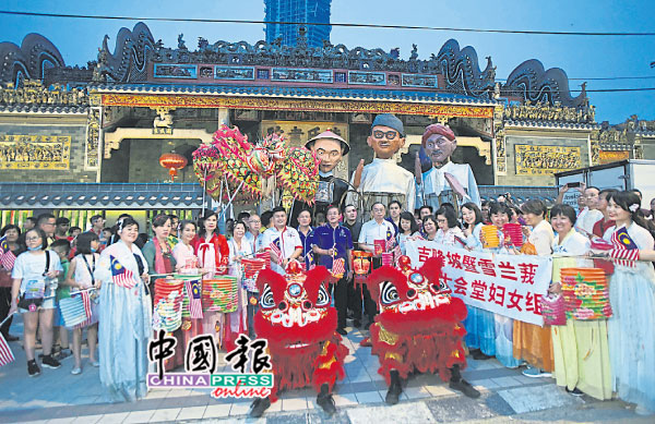 黄玉珠（前排左8起）、方贵伦及张吉安与众嘉宾，和游行队伍在陈氏书院前合影。