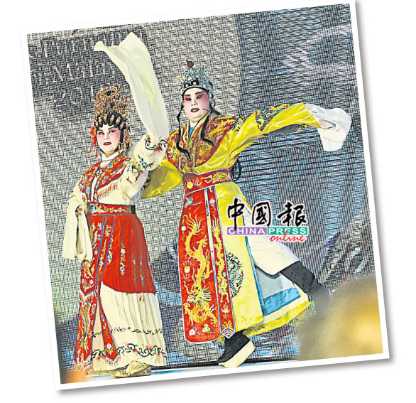 2名粤剧演员在台上演绎《嫦娥奔月》，精湛演出获得观众掌声连连。