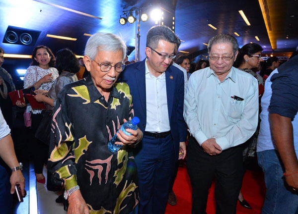 前资政理事会主席敦达因（左起）、刘镇东与行动党依斯干达布蒂里区国会议员林吉祥出席《M For Malaysia》首映。