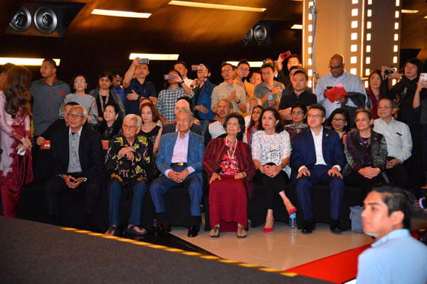  首相敦马哈迪（前排左3起）与首相夫人敦西蒂哈丝玛也出席观看纪录片《M For Malaysia》。