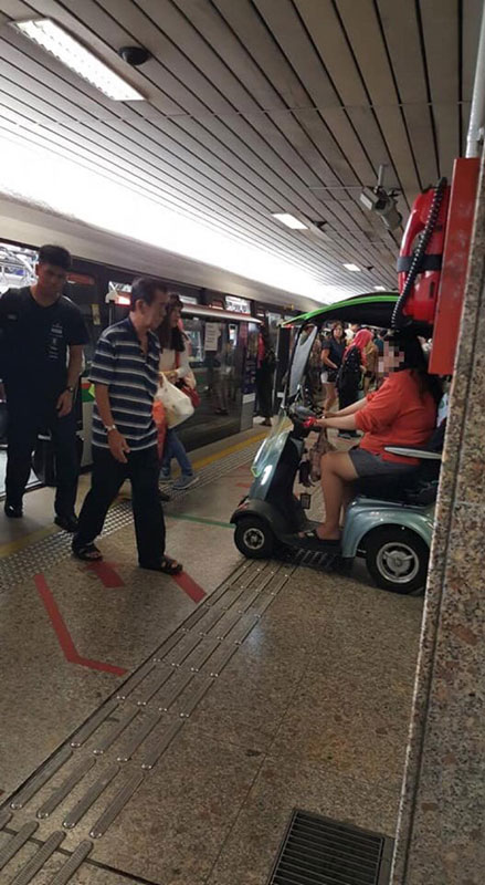有网民拍下王暖清在宏茂桥地铁站内使用有盖行动辅助工具，被质疑是否获得批准才进入，还对她冷嘲热讽。（互联网）