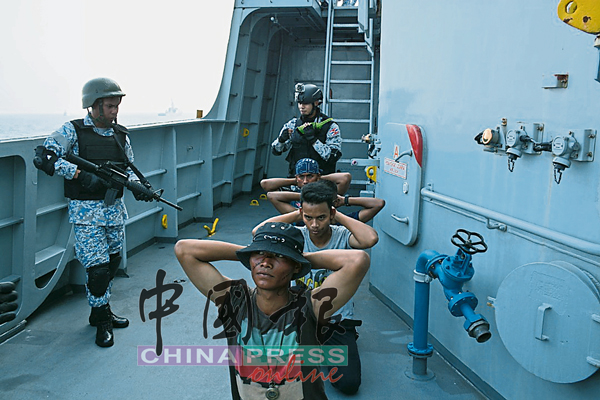 马泰海军在演习中联手展开逮捕海盗行动。