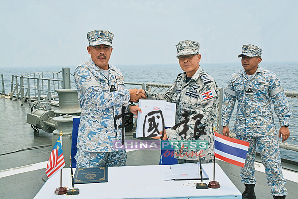 马泰两国海军代表签署演习备忘录。