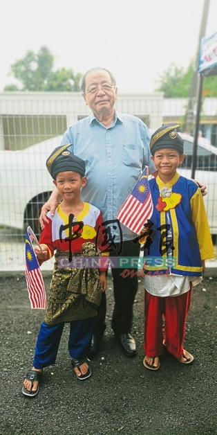 林吉祥出席马来西亚日团结全民活动时，与呈献表演的交朋友交流。