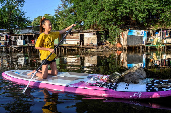 莉莉在曼谷运河划船捡塑料垃圾。（法新社）