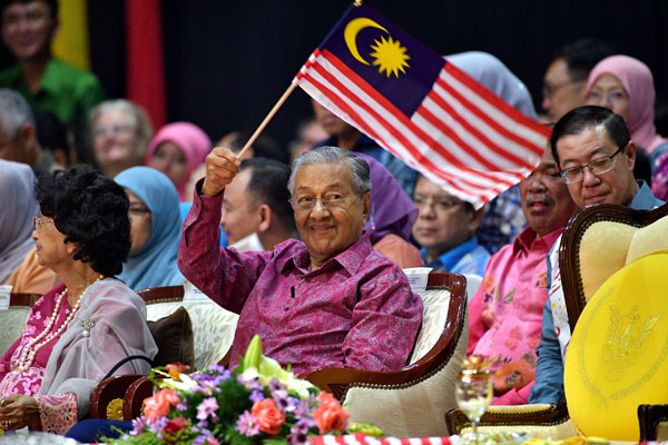 马哈迪挥舞“辉煌条纹”，喜迎马来西亚日庆典。（马新社）