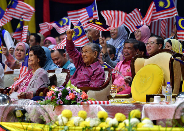 马哈迪（前排右起）和夫人敦西蒂哈丝玛与一众内阁部长，齐齐挥舞“辉煌条纹”庆祝马来西亚日。第二排右起为财政部长林冠英和国防部长莫哈末沙布。（马新社）