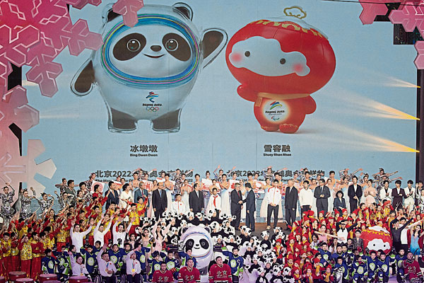 2022年北京冬奥会吉祥物“冰墩墩”（左）、冬残奥会吉祥物“雪容融”正式面世。（美联社）