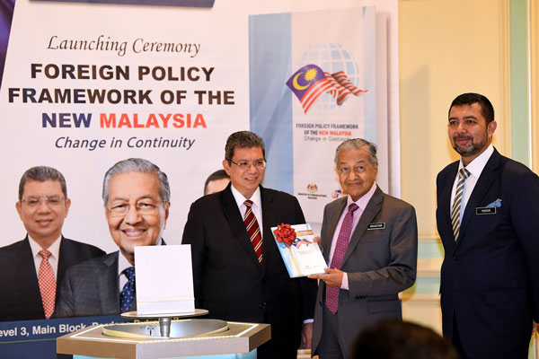马哈迪（中）推介新马来西亚外交政策框架，左及右是赛夫丁与马祖基。