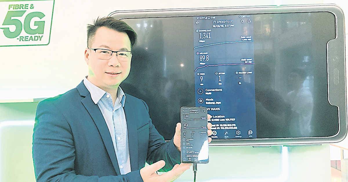 大马华为零售部总监梁顺明展示5G技术体验示范的HUAWEI Mate20X 5G手机。