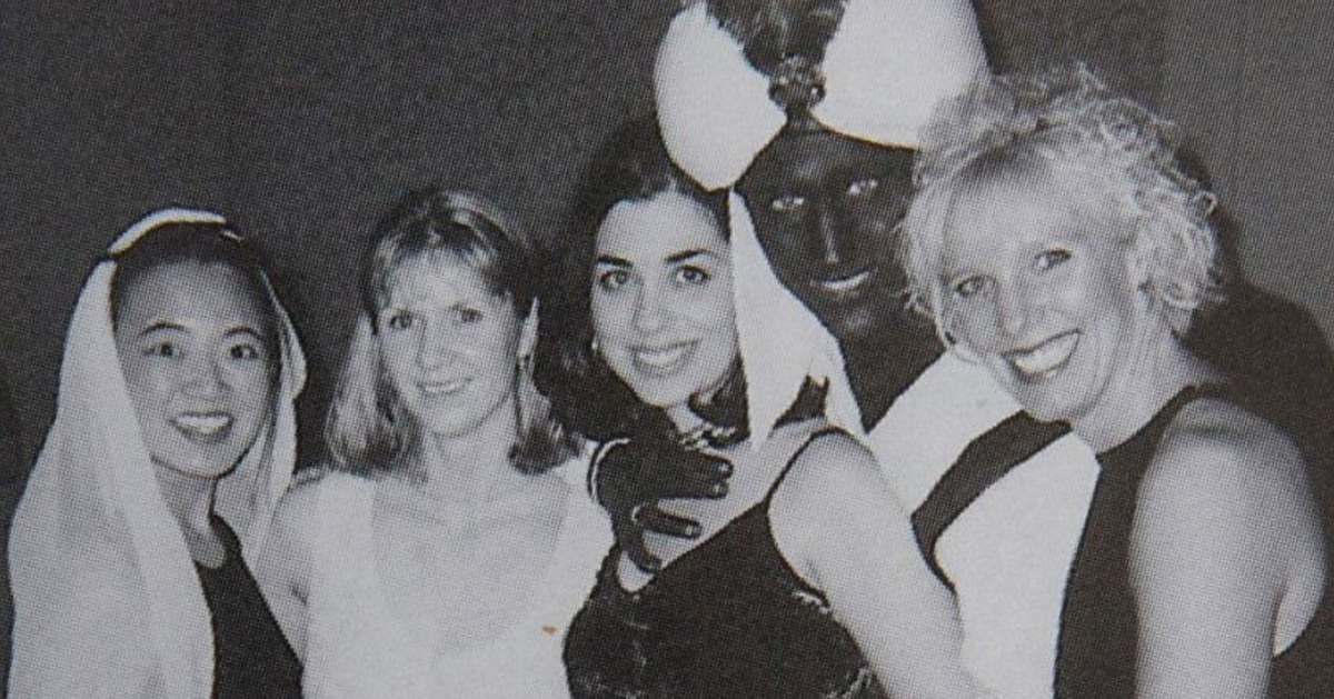 2001年，29岁的特鲁多（右2）参加“阿拉伯之夜”晚会时，将脸部、颈部与手部涂黑。