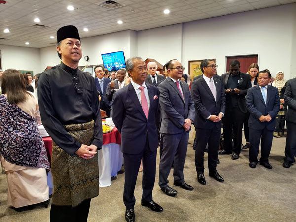 慕尤丁（左2）与马来西亚常驻联合国纽约总部代表官员庆祝国庆日和马来西亚日。