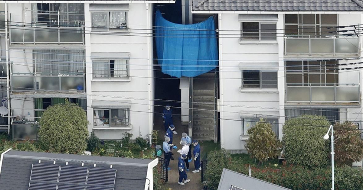 执法人员在凶案现场调查。