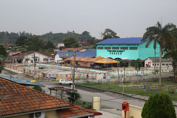 芙蓉万茂新村是其中一个在改朝换代后，社区面貌出现明显转变的新村。