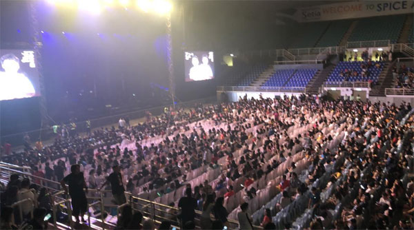 《国王歌手》演唱会现场可以看出，反应并不好，座位也没坐满。