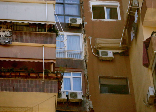 地拉那另一栋民宅高楼也出现严重列横。（欧新社）