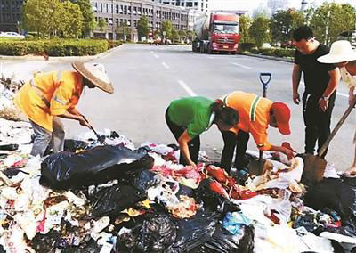清洁工翻8吨垃圾找婚戒。