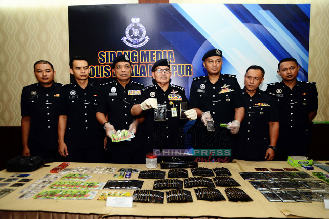 马兹兰（中）向媒体展示警方所充公的各种类毒品。左3为吉隆坡肃毒组主任阿南助理总监。