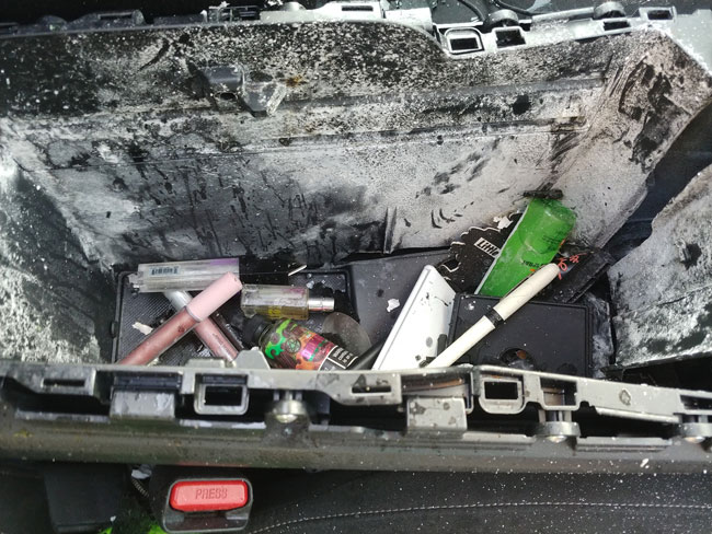 乾洗发喷雾罐放车内爆炸。