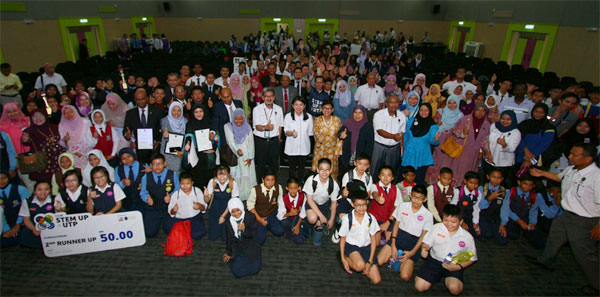 杨美盈（次排中）与依布拉欣（左），及霹雳州中小学STEM比赛优胜者分享喜悦。