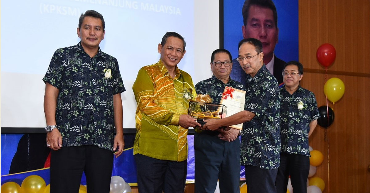 阿米努丁(左2)出席大马半岛关税局官员协会的联欢晚宴上,颁发表扬状给9名退休官员,左为大马半岛关税局官员协会主席阿都马力,左3为帕迪阿都哈林。