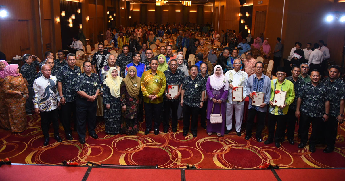 柏迪阿都哈林(前左3)受邀出席大马半岛关税局官员协会晚宴,前左6为森州务大臣拿督斯里阿米努丁