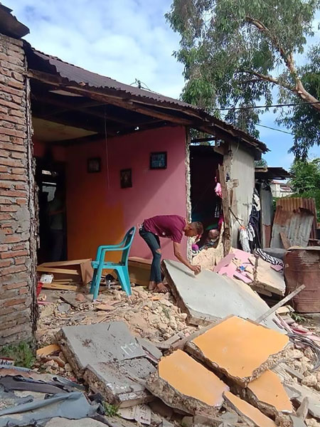 安汶一栋房屋部分墙体坍塌。（法新社）