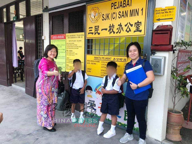 校长吴绣凤（左起）欢迎桂冠睿及冠铭两兄弟，到校报读。