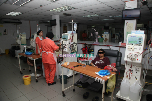 峇章洗肾中心每天耗用至少2000加仑干净水源为病患进行血液透析。