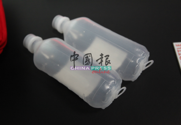 赛夫选用医院常见的塑料滴水瓶，因为这类瓶子经过大力按压之后，能快速恢复原形。