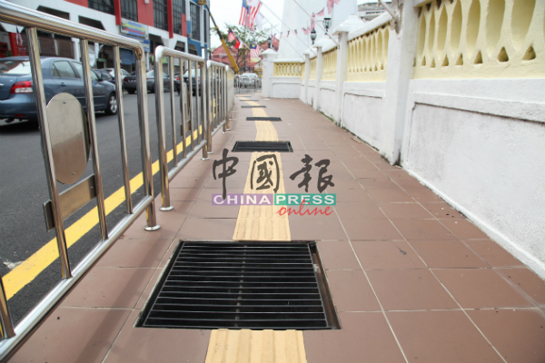 设于人行道的导盲砖还设有沟渠，令视障者的导盲拐杖一不小心便会“栽入”沟渠内。
