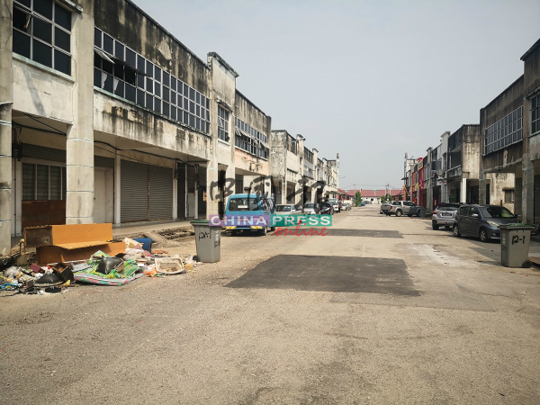 店前的空地沦为小型垃圾场，缺乏公德心者将垃圾丢在该处，有损市容。