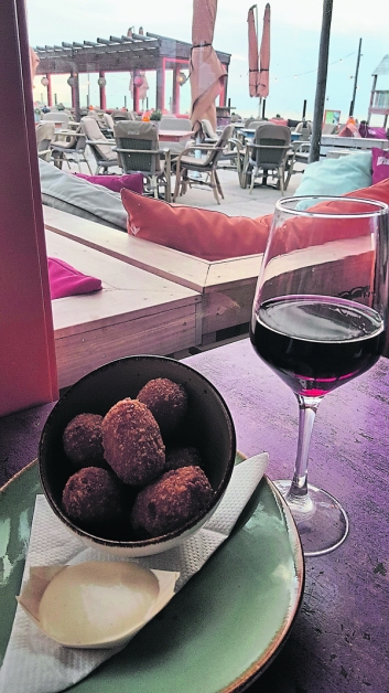 人在斯海弗宁恩海滩，当然要找一家餐厅坐下来“叹”杯红酒，享受海风拂面、用美酒来衬托美景的生活质感。