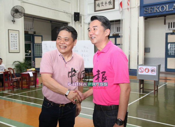 黄俊仪（左起）恭贺吴俊兑中选新届家协主席。