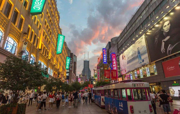 南京路步行街，上海历史最悠久的商业街，汇集了上海百年老字号餐厅、商铺及各大当代潮流品牌商厦，还能随处可见富有创意的城市雕塑，街中央还有大量椅子供小坐，文艺时尚气息十足。南京路步行街上，可以看到像缩小版旧式电车的铛铛车穿梭往来，很有老上海的味道，不妨体验一下，铛铛车票价5元，全程行驶约8分钟。 如何抵达：乘地铁1号线到人民广场站下车，7号出口出站。
