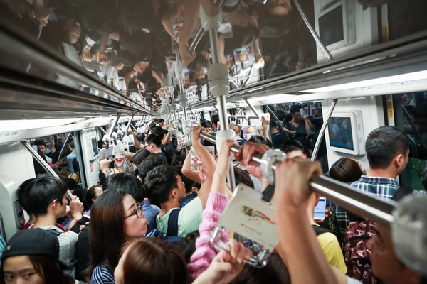 上海乘地铁Tips：上海是全中国最多人口的城市，若是时间允许，勿在上下班高峰时段乘搭地铁，那种人挤人的状况不是开玩笑的。如果乘坐的地铁人多，建议在要下的两个站之前开始慢慢将自己移动到靠近车厢门。比如你要在E站下车，那在C站时就开始移动自己，否则会来不及下车。