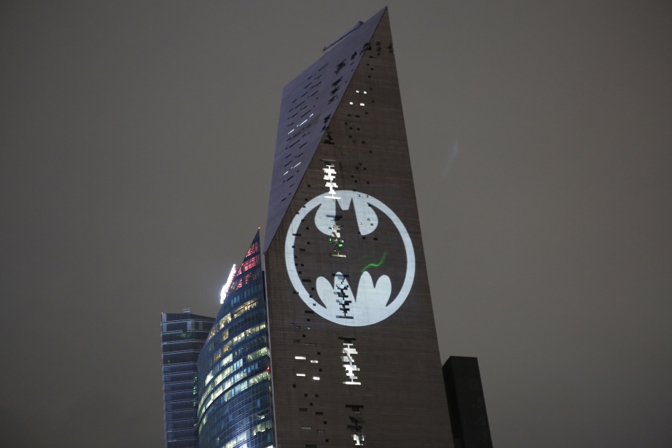墨西哥城的Torre Reforma摩天大楼中心在周六亮起蝙蝠灯。
