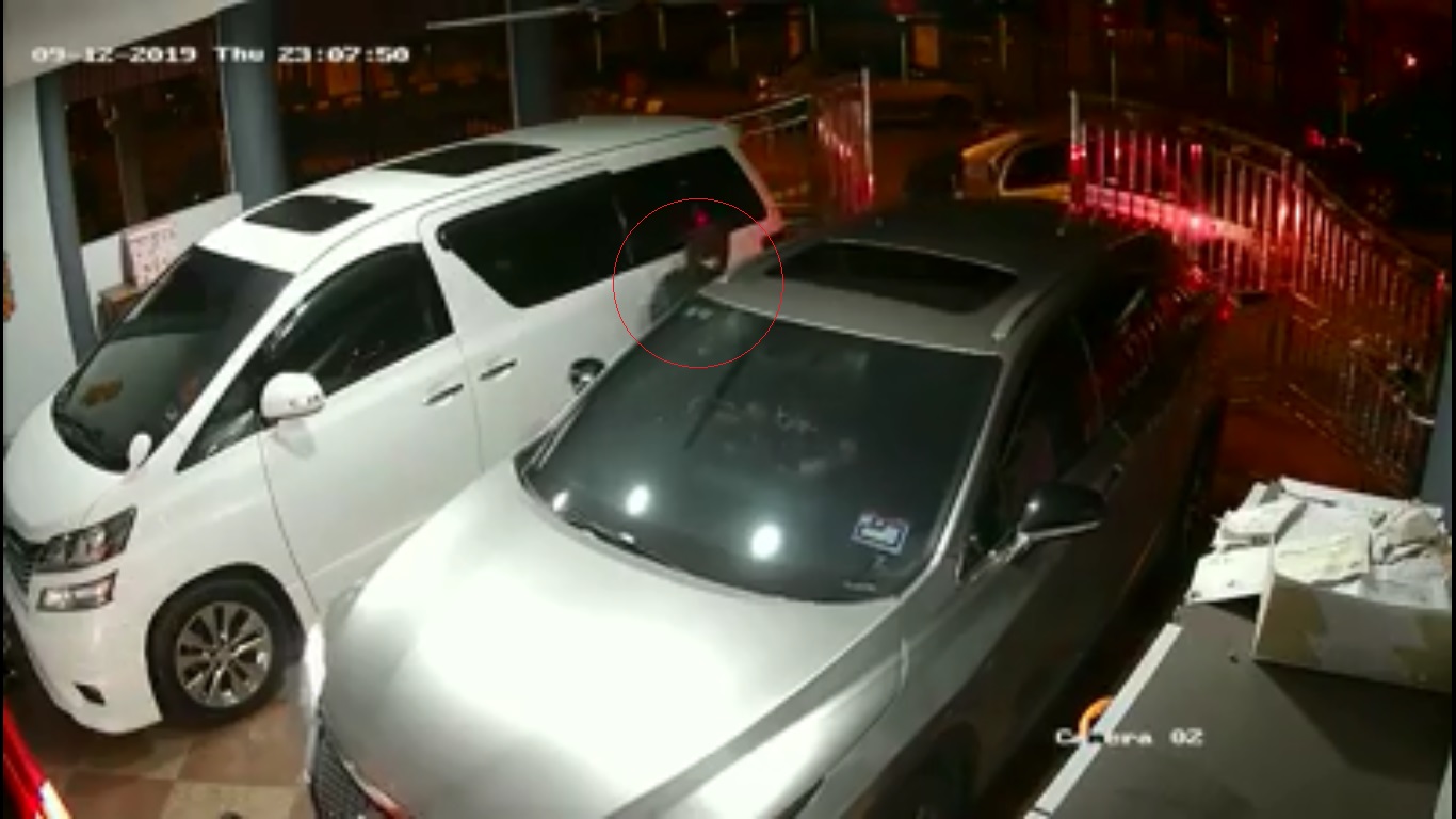一批刀匪闯入华妇住家，企图砸车窗打劫。