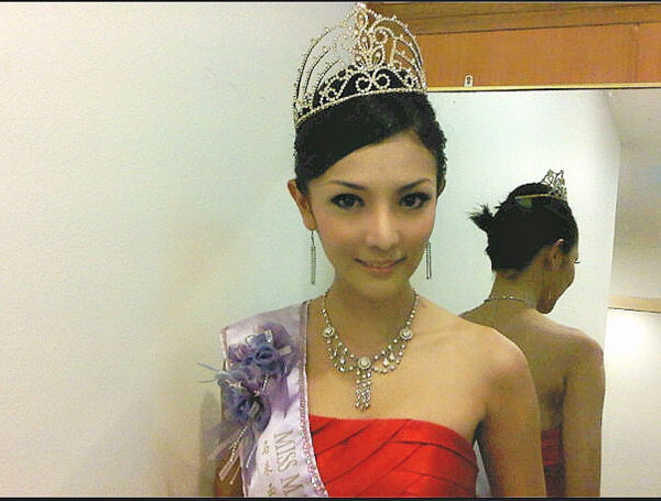 童缤毓（中）在2006年《凤凰卫视马来西亚中华环球小姐》夺下冠军。 