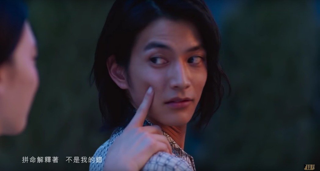 男女主角在《说好不哭》MV中，用手指戳对方脸颊。